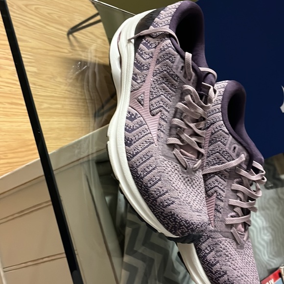 Super soft woven blend. Supposed to be extremely comfortable but don’t fit me. - Picture 3 of 4